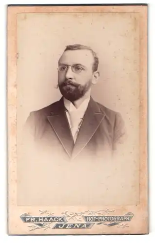 Fotografie Fr. Haack, Jena, Herr mit Vollbart, Kneifer und breiter Krawatte