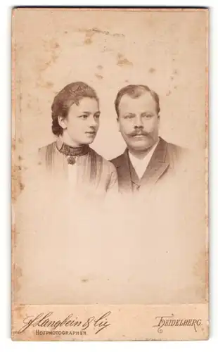 Fotografie F. Langbein & Cie, Heidelberg, Dame in besticktem Kleid und Herr in Dreiteiler mit Schnurrbart