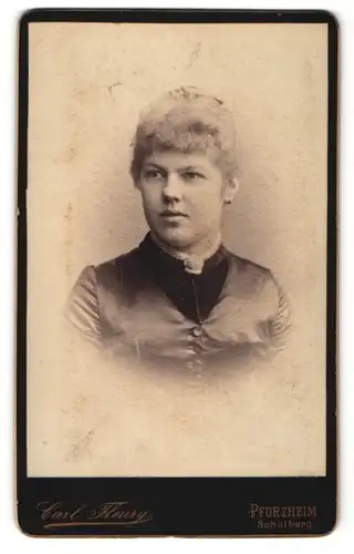 Fotografie Carl Fleury, Pforzheim, Portrait junge Frau mit zusammengebundenem Haar