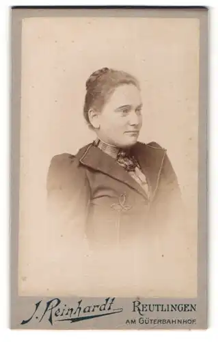 Fotografie J. Reinhardt, Reutlingen, Portrait Dame mit Flechtfrisur