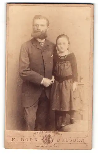 Fotografie E. Born, Dresden, Portrait Herr mit Vollbart und kleinem Mädchen