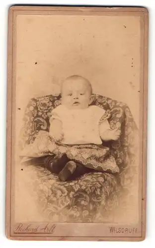 Fotografie Richard Arlt, Wilsdruff, Portrait niedliches Baby in hübscher Kleidung auf Sessel sitzend