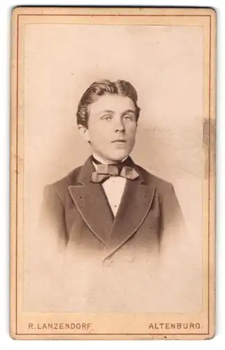 Fotografie R. Lanzendorf, Altenburg, Portrait charmanter Herr mit Fliege im Anzug