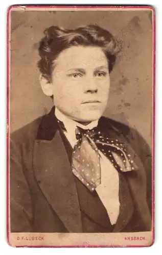 Fotografie D. F. Lübeck, Ansbach, Portrait junger Mann in festlicher Kleidung