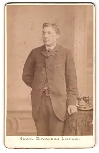 Fotografie Georg Brokesch, Leipzig, Portrait halbwüchsiger Knabe in Anzug