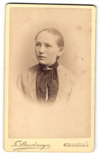 Fotografie Fr. Struckmeyer, Goettingen, Portrait Mädchen mit zusammengebundenem Haar