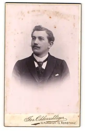 Fotografie Jos. Ohlenschläger, Konstanz, Portrait junger Mann in Anzug mit Krawatte