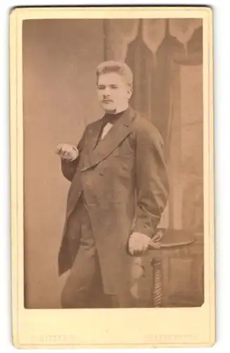 Fotografie R. Dittrich, Frankenberg, Portrait junger Herr mit Bürstenhaarschnitt in Abendgarderobe