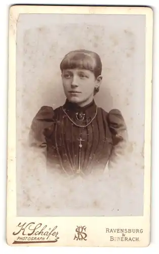 Fotografie K. Schäfer, Ravensburg & Biberach, Portrait Fräulein in festlicher Kleidung