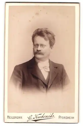 Fotografie G. Kutenits, Heilbronn & Pforzheim, Herr mit Zwicker und Schnauzbart in Abendgarderobe