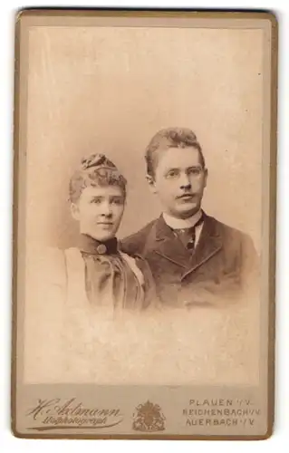 Fotografie H. Axtmann, Plauen, Reichenbach & Auerbach i/V, Portrait junges bürgerliches Paar