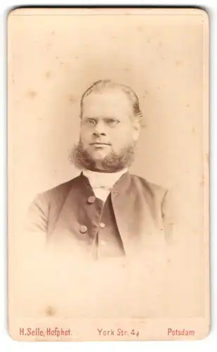 Fotografie H. Selle, Potsdam, Portrait gutbürgerlicher Herr mit imposantem Backenbart und Brille