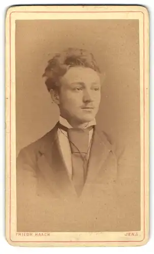 Fotografie Friedr. Haack, Jena, Portrait charmanter Herr mit Krawatte im Anzug