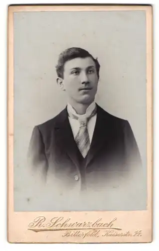 Fotografie R. Schwarzbach, Bitterfeld, Portrait charmanter Herr mit Krawatte im Anzug
