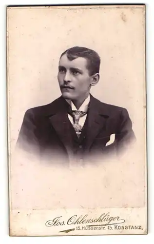 Fotografie Jos. Ohlenschläger, Konstanz, Portrait junger Mann in Anzug mit Krawatte