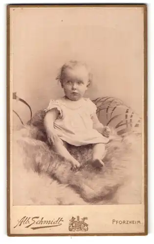 Fotografie Alb. Schmidt, Pforzheim, Portrait Kleinkind in Leibchen