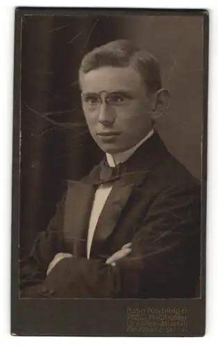 Fotografie Hahn Nachfolger, Dresden-Altstadt, Portrait junger Herr mit Zwicker in Abendgarderobe