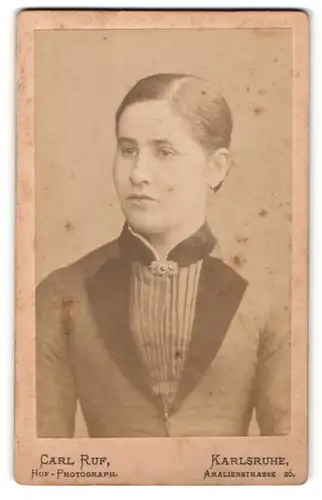 Fotografie Carl Ruf, Karlsruhe, Portrait Fräulein mit zurückgebundenem Haar