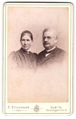 Fotografie C. Stichaner, Ulm a/D, Portrait älteres bürgerliches Paar