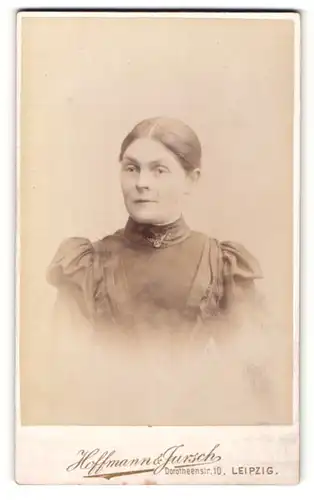 Fotografie Hoffmann & Jursch, Leipzig, Portrait junge Frau mit zusammengebundenem Haar