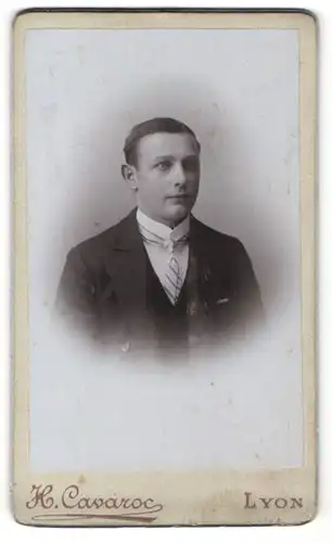 Fotografie H. Cavaroc, Lyon, Portrait junger Herr in Anzug mit Krawatte