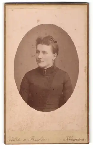Fotografie Klotz u. Bscher, Kempten, Portrait junge Frau mit zusammengebundenem Haar