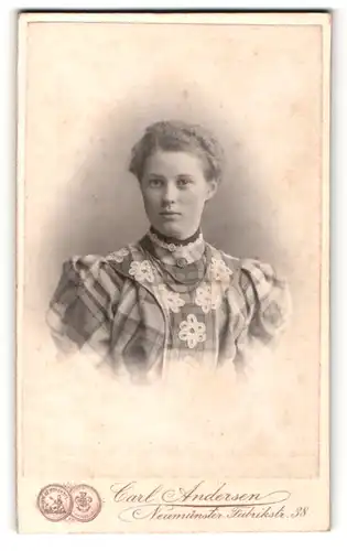 Fotografie Carl Andersen, Neumünster, Portrait Fräulein mit zusammengebundenem Haar