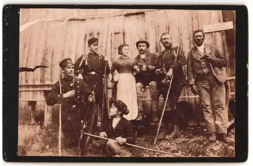 Fotografie Jagd / Hatz, Jäger mit Gewehr teilweise in Uniform vor Hütte rastend, Schild: Erzherzog Johann Klause