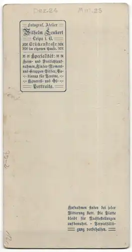 Fotografie Wilhelm Leukert, Leipa i. B., beleibter Mann nebst Dame mit Hut und Blumenstrauss