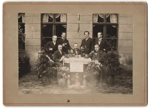 Fotografie Kegel-Club Wutie 1894, Vereinsmitglieder beim Clubtreffen