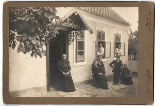 Fotografie Josef Bett, Tulln, Ansicht Tulln, Familie vor ihrem Wohnhaus versammelt