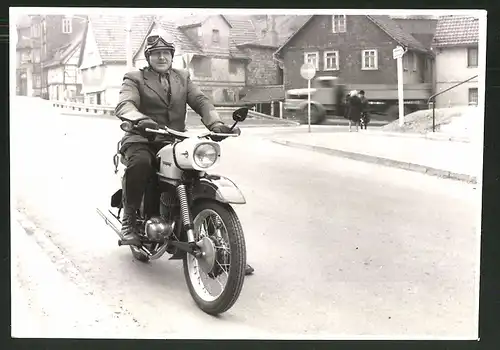 Fotografie Motorrad MZ ES - 125 /150, Fahrer mit Helm & Schutzbrille auf Krad sitzend
