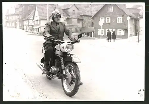 Fotografie Motorrad MZ ES - 125 /150, Fahrer mit Schutzbrille und Helm auf Krad