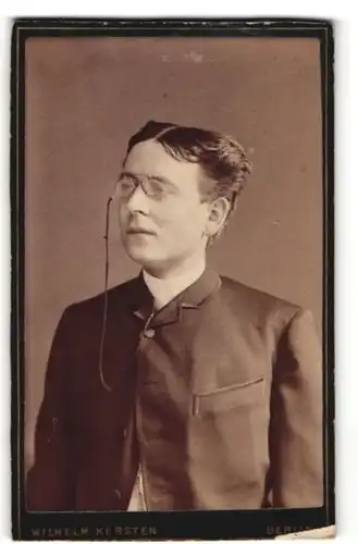 Fotografie Wilhelm Kersten, Berlin, Portrait junger Mann mit zeitgenöss. Frisur mit Zwicker