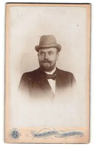 Fotografie A. Jandorf & Co., Berlin, Portrait Herr mit Hut und Bart