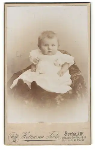 Fotografie Hermann Tietz, Berlin-SW, Portrait Kleinkind in Kleidchen