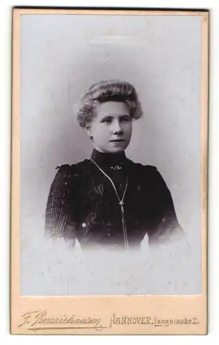 Fotografie F. Renziehausen, Hannover, Portrait junge bürgerliche Dame