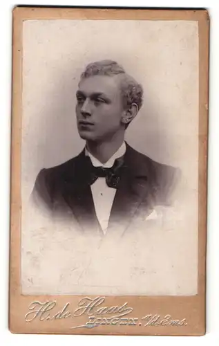 Fotografie H. de Haas, Lingen, Portrait junger Herr in Anzug mit Fliege