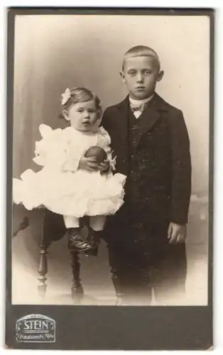 Fotografie Stein, Berlin, Portrait kleines Mädchen und älterer Bruder in festlicher Kleidung