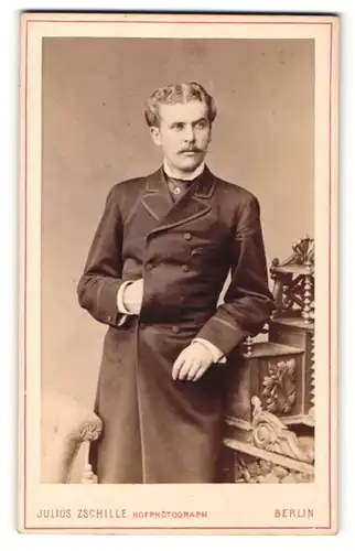 Fotografie Julius Zschille, Berlin, Portrait eleganter junger Herr im Mantel