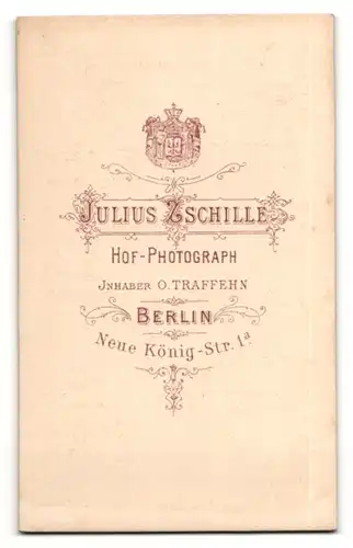 Fotografie Julius Zschille, Berlin, Portrait eleganter junger Herr im Mantel