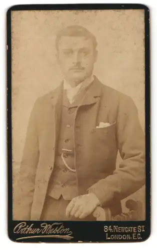 Fotografie Arthur Weston, London, Portrait junger Herr im Anzug mit Krawatte