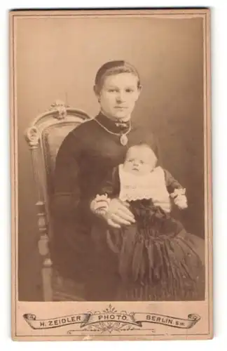 Fotografie H. Zeidler, Berlin, Portrait junge Mutter mit Baby