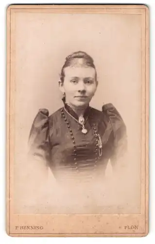 Fotografie F. Henning, Plön, Portrait junge Dame mit Hochsteckfrisur
