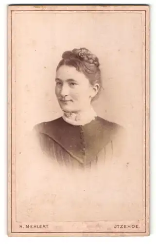 Fotografie H. Mehlert, Itzehoe, Portrait Dame mit Flechtfrisur