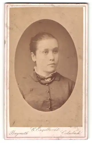 Fotografie G. Engelbrecht, Bayreuth, Portrait hübsche junge Dame mit Perlenkette