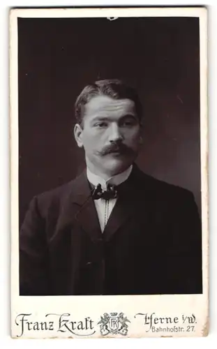 Fotografie Franz Kraft, Herne i. W., Portrait bürgerlicher Herr im Anzug mit Zwirbelbart