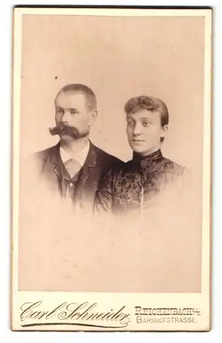 Fotografie Carl Schneider, Reichenbach i. V., Portrait bürgerliches Paar, Herr mit Schnauzbart