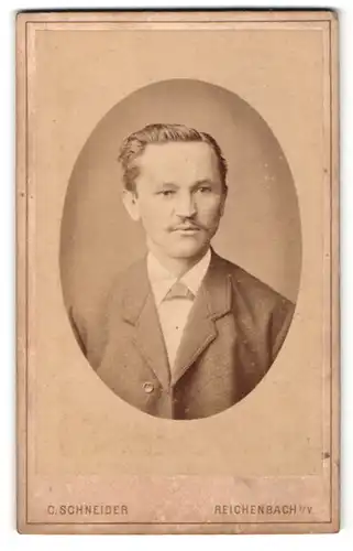 Fotografie C. Schneider, Reichenbach i. V., Portrait Herr im Anzug mit Schnurrbart
