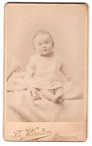 Fotografie Th. Kirsten, Dresden, Portrait Baby sitzt auf einem Fell